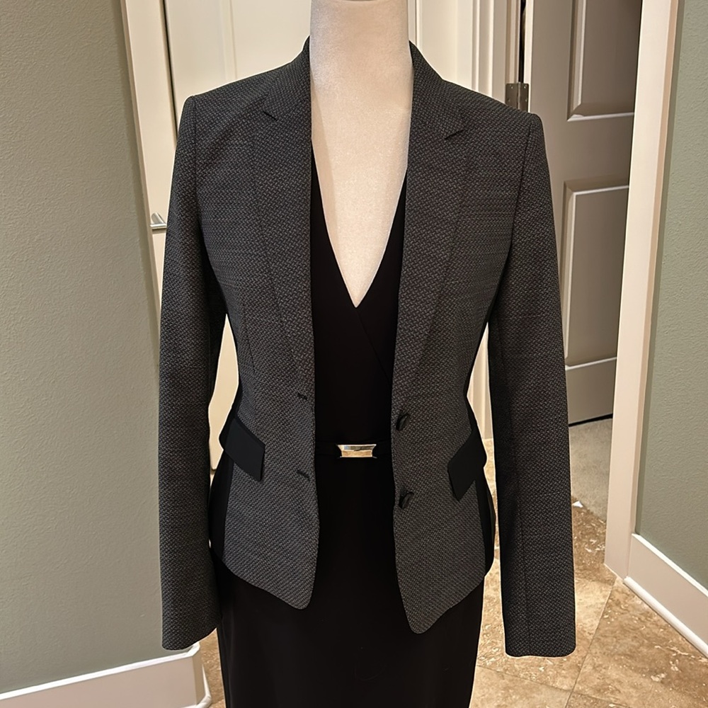 Boss flattering women’s suit jacket gray tweed w/ black trim at sides & pockets